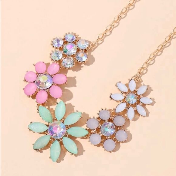 Cute Floral Necklace  - Picture 2 of 3